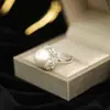 Anel de Pérola para Mulheres, Design Lua Branca, Moda de Nicho, Estiloso, Elegante, Suporte Vazado, Pérola de Água Doce, Ajustável Elegante