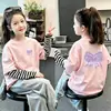 Coleção de outono para meninas, novos estilos primavera/outono 2026, camiseta infantil de algodão 100% puro com estampa de desenho animado, listrada, camiseta base com visual em camadas