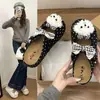 Sandálias deslizantes fofas estilo cartoon da moda para mulheres, perfeitas para usar ao ar livre, nova coleção de outono 2026, com sola grossa, sapatos confortáveis estilo Mary Jane Birkenstock