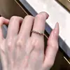 Anillo de Colección Retro de Lujo Ligero con Trabajo Pesado de Diamantes Completos Diseño de Nicho Estilo de Corte Anillo Abierto Exquisito para el Dedo Índice