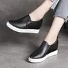 Bai Zhenhe está liquidando su inventario de modelos nuevos de primavera de zapatos de mujer con plataforma interna, zapatos casuales transpirables para mujer que te hacen ver más alta, zapatos blancos de cuero suave genuino