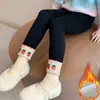 Leggings de forro polar con estampado de fresas para niñas estilo coreano, nueva colección otoño/invierno 2026, pantalones casuales modernos y elegantes para niñas pequeñas