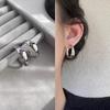 Brincos de argola lisa irregular de estilo frio para mulheres design simples de nicho brincos de metal brincos de pino de prata 925 atacado