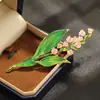 Broche de Flor de Lírio-do-Vale Pintado Romântico Retrô Francês, Alfinete de Buquê Elegante em Duas Cores, Anti-Exposição, Sensação de Alto Padrão para Mulheres