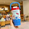 Botella de agua aislada de dibujos animados en colaboración con Sanrio Hello Kitty, diseño lindo y elegante para niñas, con un asa para llevarla fácilmente
