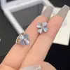 Aretes de Flor de Cuatro Hojas Azul Fresco, Exquisitos, Aretes Simples y Compactos 2025 Nuevos Aretes de Diseño Nicho de Lujo Accesible