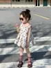 Verão 2026 Estilo Coreano Nova Roupa Infantil Meninas Saia de Cereja Fofa Top + Calça de Abóbora Colete Conjunto de 2 Peças