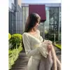Camiseta de Manga Larga con Cuello en V de Encaje Abotonada en el Hombro Derecho para Mujer en Otoño Estilo Puro Lust Capa Interior Cálida de Alta Gama