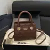 Bolsa de Mão Bordada Europeia Transfronteiriça 2026 Nova Tendência Moda Versátil para o Dia a Dia Bolsa de Ombro Único Bolsa Transversal Estilosa de Luxo Leve