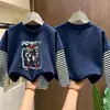 Camiseta de manga comprida para meninos, algodão puro, novo estilo primavera e outono 2026, camada interna listrada para meninos pequenos, camiseta base infantil falsa de duas peças