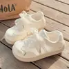 Sapatos Brancos Femininos 2026 Novo Verão Malha Respirável Sapatilhas Sapatos de Treino Alemães Femininos Versáteis com Saias Sapatos Casuais Leves
