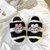 Chinelos de Algodão com Solado Grosso de Boneco de Desenho Animado de Alto Valor para Mulheres Outono/Inverno 2026 Novos Meio Chinelos Quentes de Pelúcia para Casa