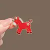 "El Dinero Vendrá Pronto" Nuevo Broche Creativo del Zodiaco Caballo, Esmalte Rojo con Diseño de Goteo de Aceite y Diamantes Brillantes, Pin de Lujo de Gama Alta