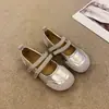 Sapatos de Couro para Meninas 2026 Outono Novo Estilo Princesa Solado Macio Sapatos Individuais Loafers Prateados para Meninas Sapatos Casuais Infantis