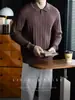"""Textura Clásica de Punto Trenzado" - Un suéter de punto sofisticado y discreto para hombre con un cuello de contraste, perfecto para ir al trabajo, uso casual y ocasiones de negocios en otoño"""