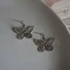 Brincos de Borboleta Vintage Europeus e Americanos, Descolados e Estilosos, Presilhas de Orelha Doces e Cool, Estilo de Nicho, Brincos Escuros para Mulheres