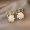 Corea del Sur Dongdaemun aretes de flores con letras diseño de nicho rojo en línea mismo estilo aretes aguja de plata s925
