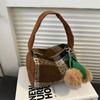 Bolso de lana a cuadros de estilo coreano para mujer, nuevo bolso de almohada portátil de moda de otoño e invierno 2023, bolso de mensajero versátil de alta calidad