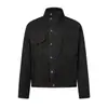 Chaqueta de mezclilla cruda estilo americano con cuello alto negro, corte estructurado y diseño de un solo pecho, perfecta para la moda masculina en las temporadas de primavera y otoño