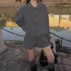 Conjunto de Invierno de Dos Piezas Súper Moderno 2026 para Figuras Petite, Llamativo Suéter Cardigan de Punto con Cuello Gris y Shorts