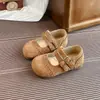 Zapatos planos retro para niñas con tallado y acabado de gamuza, doble hebilla, suela suave, cómodos para que los niños pequeños los usen para salir