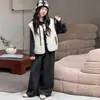 Conjunto de Tres Piezas para Niñas Otoño/Invierno Nuevo Estilo Coreano Sudadera con Capucha y Chaleco Acolchado de Algodón para Niños Mayores Top Grueso de Otoño Tardío Pantalones de Pierna Ancha