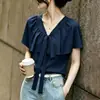 Blusa de alta gama europea azul marino con volantes y lazada para mujer, nuevo estilo verano 2026, top de talla grande con fruncidos y cuello en V de lujo ligero
