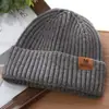 Nuevo Gorro de Punto con Etiqueta de Cuero con Letra para Otoño e Invierno, Gorro de Moda Versátil para Exteriores a Prueba de Frío para Mujeres, Gorro de Lana Cálido de Doble Capa