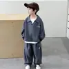 Conjunto de dos piezas para niño: sudadera con cuello polo y conjunto de chándal, estilo primavera y otoño, atuendo casual fresco y elegante para niños pequeños