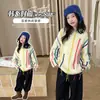Suéter infantil para primavera e outono 2026, novo estilo, suéter de franjas colorblock arco-íris, moderno e doce, para crianças mais velhas