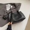 Bolsa de Axila Retrô de Grande Capacidade para Mulheres 2025 Nova Moda Bolsa Tiracolo Tecida Bolsa Tote de Nicho de Alta Qualidade