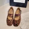 Novos sapatos Mary Jane de boca rasa, sola macia, temperamento, feminino, tendência, tira única, fivela versátil, retrô 2026, para o trabalho, confortáveis