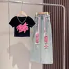 Conjunto de Primavera e Verão para Meninas 2025 Novo Estilo Moda Bebê Menina Camiseta Fashion Jeans de Verão Streetwear Conjunto de Duas Peças Tendência
