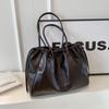 Bolso de mano retro de gran capacidad para mujer, nuevo bolso de mano texturizado sencillo para axilas, bolso de hombro portátil con cordón para uso diario.