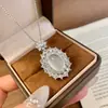 Nuevo Colgante Cabujón de Calcedonia Blanca de Alta Calidad Estilo Chino con Baño de Plata e Incrustación de Calcedonia Blanca Hielo de Luna, Cadena Clavicular de Lujo Ligero para Mujeres