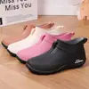 Botas de lluvia impermeables de moda, botines cortos de verano antideslizantes y resistentes al desgaste para mujer, botas de lluvia de suela gruesa y suela blanda, zapatos de goma
