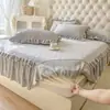 Cubrecama Acolchado de Encaje de Terciopelo de Leche Falda de Cama Dos en Uno Otoño Invierno Terciopelo de Coral Pieza Única Juego de Cubrecama Cálido Nuevo Estilo 2025