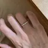 Nuevo Anillo de Taladro Mobius para Mujer Dulce Lindo Simple Moderno Versátil Diseño Lujo Ligero Nicho Sensación de Alta Gama