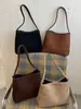 Bolso de mano retro minimalista de ante para mujer, nueva colección 2026, bolso de hombro para el día a día, bolso tipo cubo de gran capacidad, estilo transfronterizo