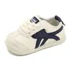Nuevos Zapatos Blancos para Niños Primavera 2024 Zapatos Deportivos para Niños de Moda y Súper Populares Suela Suave Zapatos para Bebé de Interior