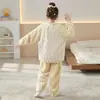 Pijama cálido de forro polar coral para otoño e invierno, nuevo conjunto de pijama y ropa de estar de franela de invierno estilo caricatura para niñas pequeñas