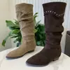 Botas largas retro estilo páramo para mujer, nueva colección otoño 2026, con punta fina, tacón grueso, remaches, pliegues y adornos brillantes