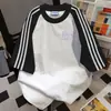 Camiseta de Manga Corta con Estampado de Letras y Parches de Tres Rayas para Mujer, Nuevo Estilo de Verano, Top Oversize Versátil para el Trabajo