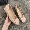 Zapatos de mujer bajos color nude con hebilla cuadrada de boca poco profunda, zapatos planos de otoño 2026, nuevo, temperamento deslumbrante, para ir al trabajo