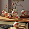 Jarrón de Cerámica de Jingdezhen Adornos Arreglo Floral para Sala de Estar Flor de Ciruelo Pintada a Mano Retro Festival de Primavera Mesa Decorativa para Sala de Estar