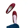 Zapatos de boda planos rojos estilo francés, zapatos de mujer, nuevo modelo de verano 2026, zapatillas de ballet plateadas con lazo