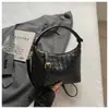 Bolso tejido de nicho súper popular para mujer, nuevo modelo 2026, versátil para ir al trabajo, bolso de hombro y axila, bolso de mano pequeño para salir, bolso tipo dumpling