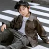 Jaqueta de Couro Retrô Desgastada para Meninos Primavera e Outono Novo Estilo Roupas de Outono para Bebês Pequenos Jaqueta Externa Descolada Estilosa Tendência para Crianças