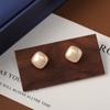 Pendientes geométricos cuadrados de pan al vapor con perla y aguja de plata, diseño de nicho femenino, estilo simple, elegantes y a la moda que combinan con todo.