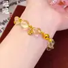 Pulsera elástica de cristal de imitación de lujo ligero de alta gama, versátil, con dijes de moneda irregulares, color dorado duradero que no se decolora